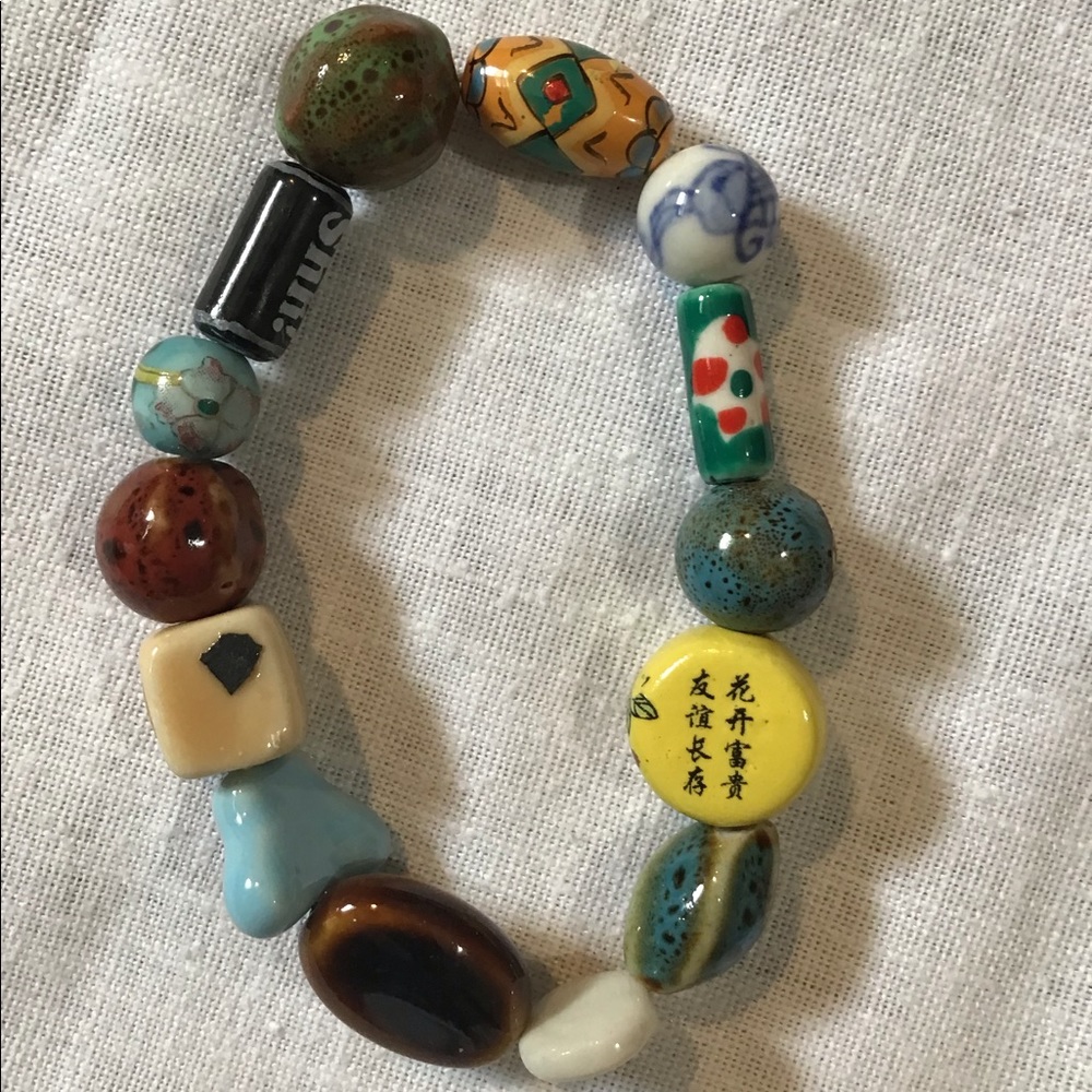 Women’s elastic beaded bracelet.new 91/2 inches